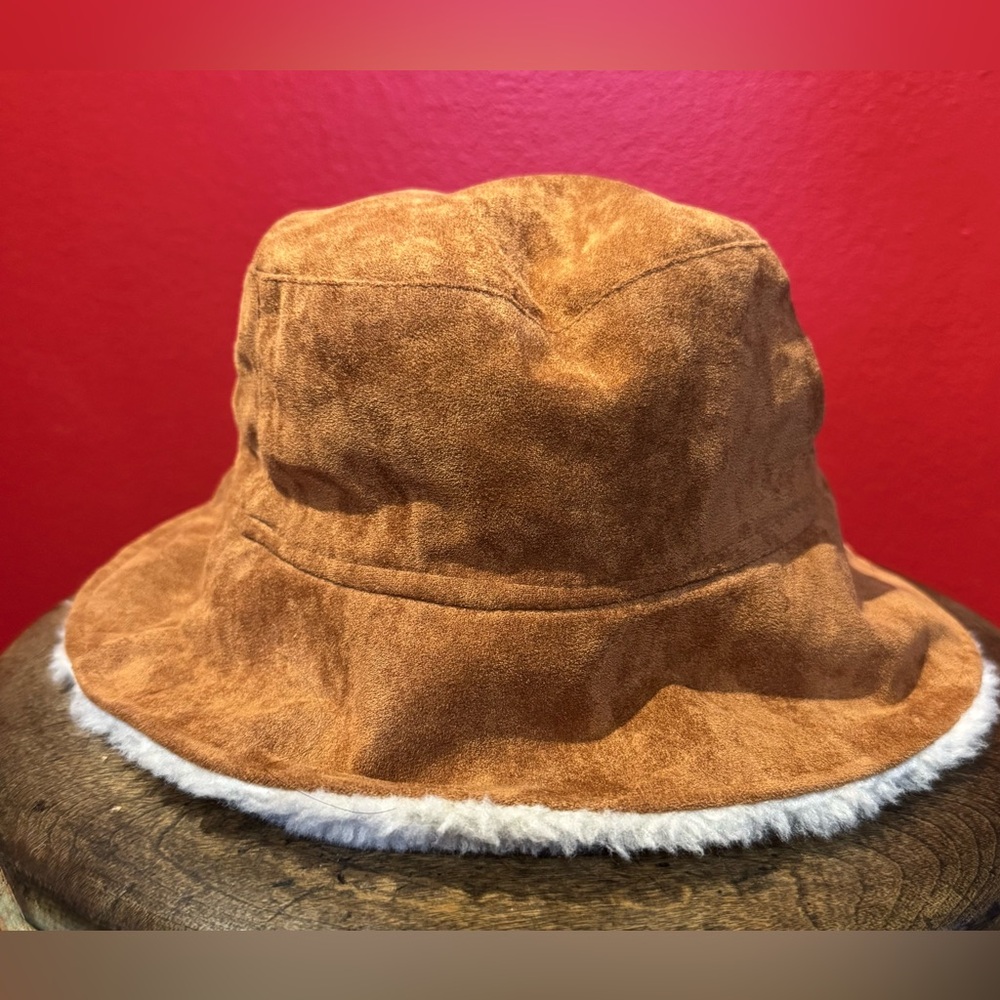 NWT ZARA Girls Tan Faux Suede Bucket Hat  Beige Faux Shearling Lining 
10-14 ys